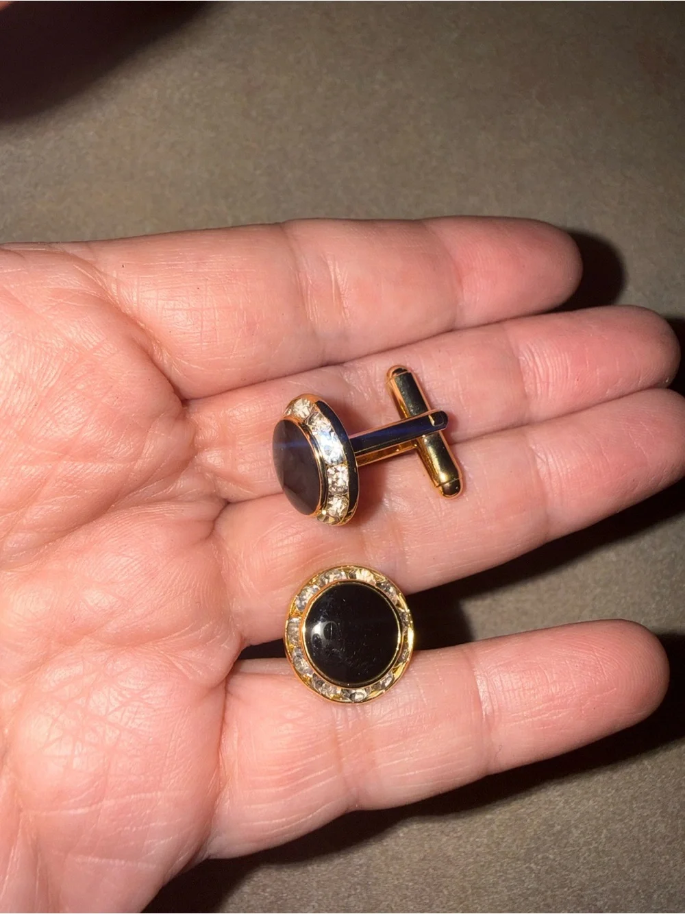 Onyx gold cuff links